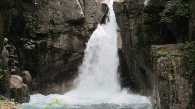 龍神の滝から出る水
